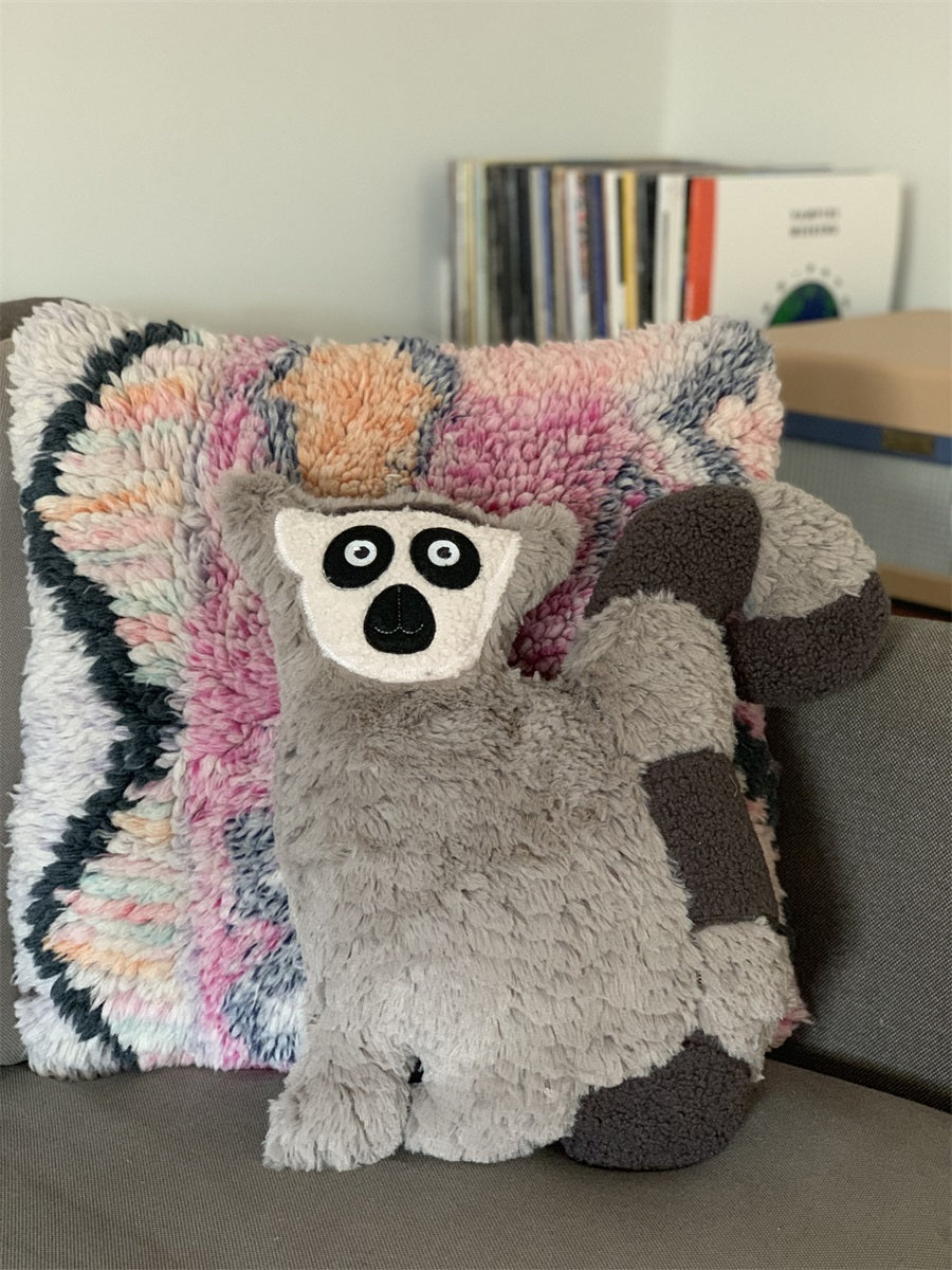Hug lemur